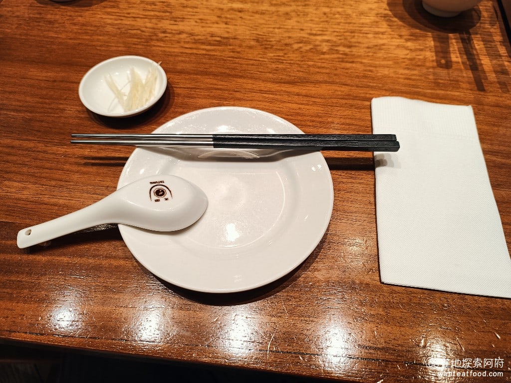 台北信義區 鼎泰豐 A13店 小籠包 黃金18摺 排隊 紅油抄手 流沙包 松露 醉雞 糙米 絲瓜湯包 烤麩 點餐用 QRCODE 點餐，所以桌上都沒有菜單 @在地老饕阿府