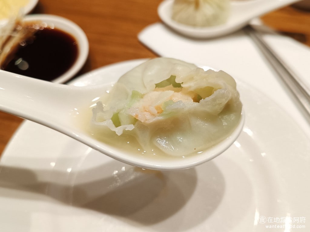 台北信義區 鼎泰豐 A13店 小籠包 黃金18摺 排隊 紅油抄手 流沙包 松露 醉雞 糙米 絲瓜湯包 烤麩 裡面是蝦仁和絲瓜 @在地老饕阿府