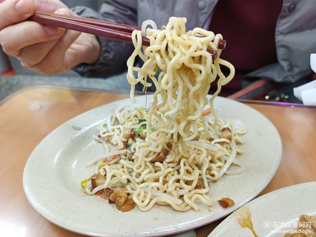 紅昌吉豬血湯 大同區美食 民權西路美食 台灣小吃 大腸 韭菜 炒米粉 豆皮 泡麵 乾麵 圓山美食 乾麵的份量給的也很多，CP值非常高 @在地老饕阿府