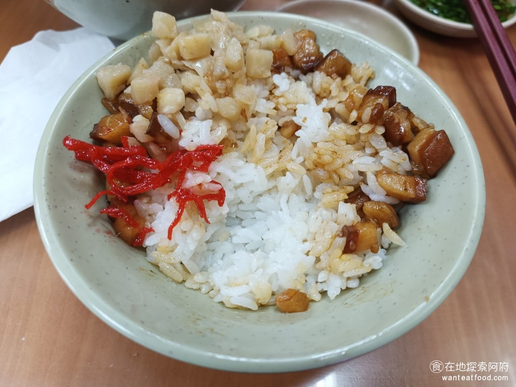 紅昌吉豬血湯 大同區美食 民權西路美食 台灣小吃 大腸 韭菜 炒米粉 豆皮 泡麵 乾麵 圓山美食 飯吃起來也很軟，滷汁我個人覺得可以再加多一點，讓整碗飯的鹹度再重一點，不然我總感覺都是在吃肥肉，會覺得比較油膩 @在地老饕阿府