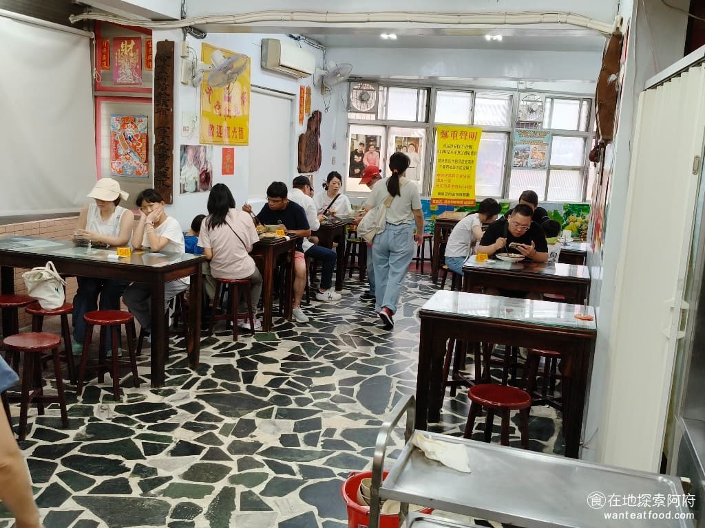 紅昌吉豬血湯 大同區美食 民權西路美食 台灣小吃 大腸 韭菜 炒米粉 豆皮 泡麵 乾麵 圓山美食 如果一樓沒有座位的話，則可以直接上二樓，二樓的空間更寬敞，座位更多。 @在地老饕阿府