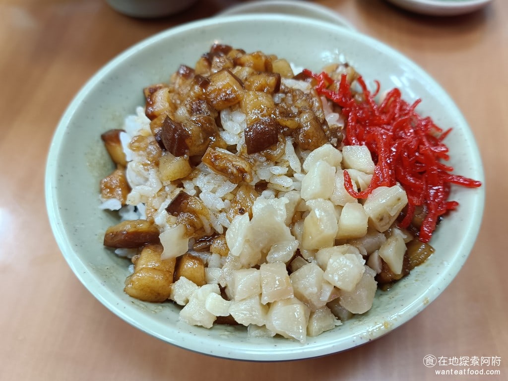 紅昌吉豬血湯 大同區美食 民權西路美食 台灣小吃 大腸 韭菜 炒米粉 豆皮 泡麵 乾麵 圓山美食 滷肉飯小碗 這碗滷肉飯的味道還不錯，旁邊有加菜脯，吃起來非常下飯，滷肉飯的肥肉偏多。 @在地老饕阿府