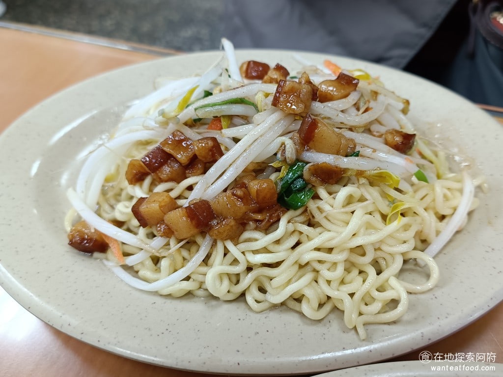 紅昌吉豬血湯 大同區美食 民權西路美食 台灣小吃 大腸 韭菜 炒米粉 豆皮 泡麵 乾麵 圓山美食 乾麵小 這個乾麵蠻好吃的，很像在吃炒泡麵，雖然面吃起來有點油，但是鹹度剛好，吃了一口就會想再接著一口 @在地老饕阿府