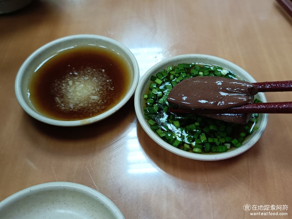 紅昌吉豬血湯 大同區美食 民權西路美食 台灣小吃 大腸 韭菜 炒米粉 豆皮 泡麵 乾麵 圓山美食 沾上特製的醬油膏加蒜泥，吃起來更加爽口，非常推薦吃豬血一定要沾這裡的沾醬 @在地老饕阿府