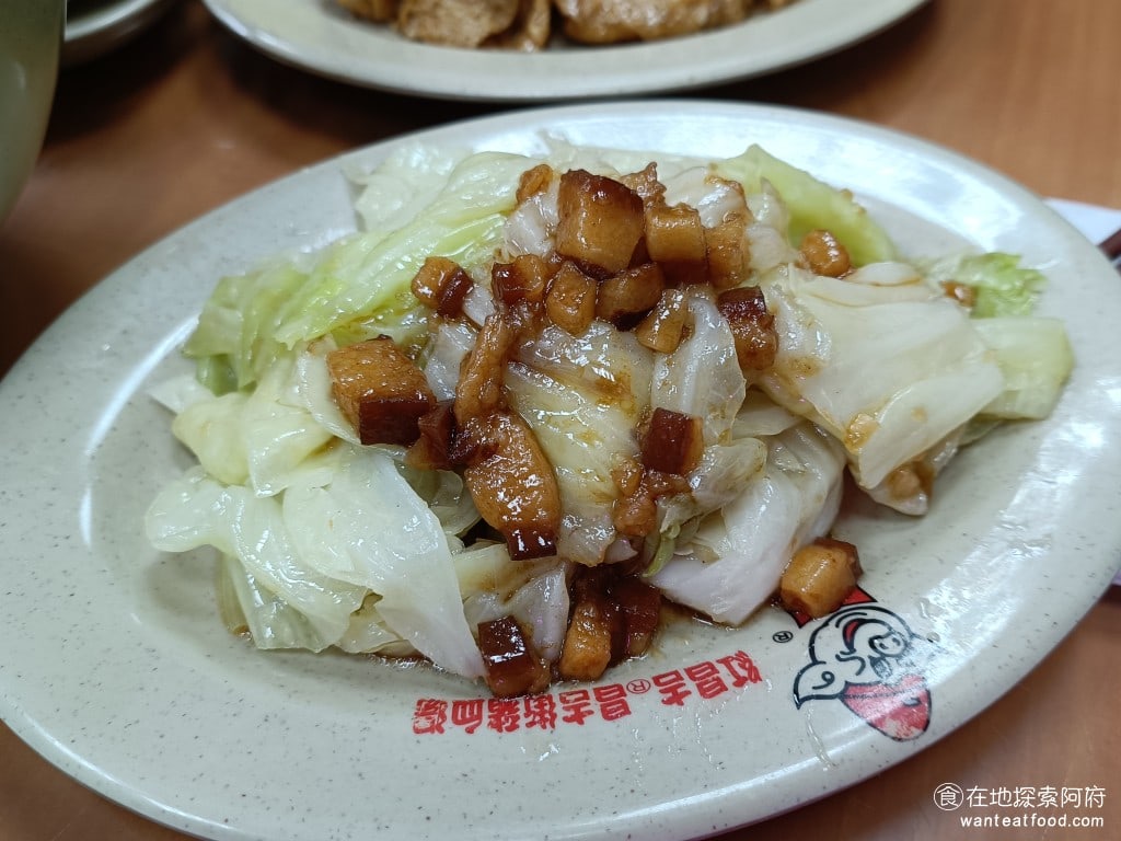 紅昌吉豬血湯 大同區美食 民權西路美食 台灣小吃 大腸 韭菜 炒米粉 豆皮 泡麵 乾麵 圓山美食 高麗菜 高麗菜吃起來有點油，但滷的很軟爛，味道也是很不錯的 @在地老饕阿府