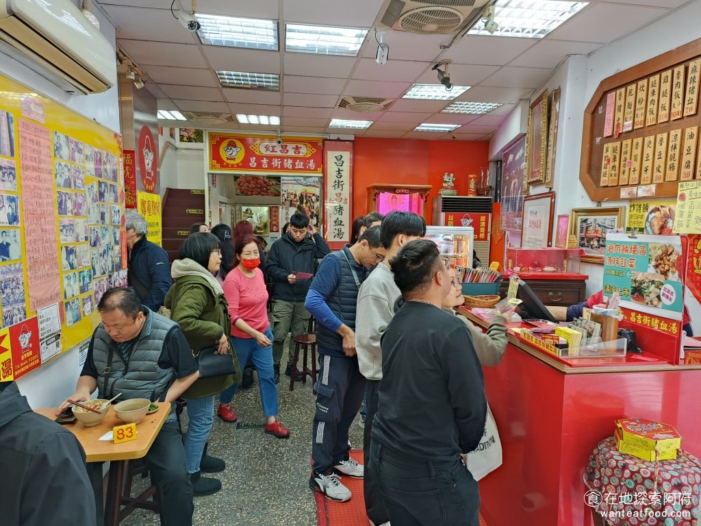紅昌吉豬血湯 大同區美食 民權西路美食 台灣小吃 大腸 韭菜 炒米粉 豆皮 泡麵 乾麵 圓山美食 店外已經排了很久，店內點餐還要繼續排，生意真的太好了 @在地老饕阿府