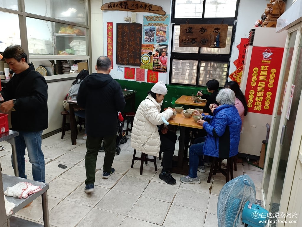 紅昌吉豬血湯 大同區美食 民權西路美食 台灣小吃 大腸 韭菜 炒米粉 豆皮 泡麵 乾麵 圓山美食 店裡有一樓和二樓的座位，尖峰時刻幾乎都是人，所以來這間店最好選擇用餐的離峰時間 @在地老饕阿府