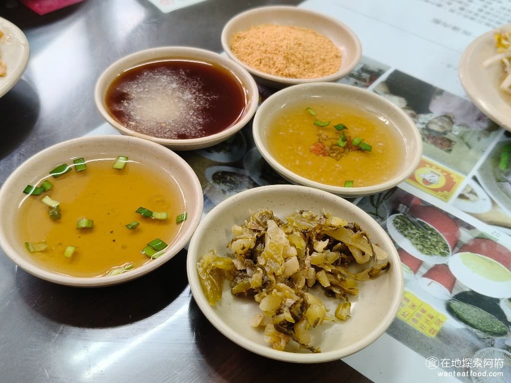 紅昌吉豬血湯 大同區美食 民權西路美食 台灣小吃 大腸 韭菜 炒米粉 豆皮 泡麵 乾麵 圓山美食 裡面的醬料，我最喜歡的是 韭菜醬搭配蒜泥，吃起來的味道最棒。 @在地老饕阿府