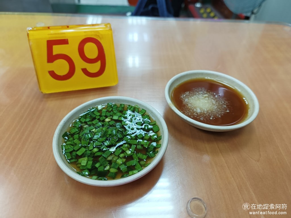 紅昌吉豬血湯 大同區美食 民權西路美食 台灣小吃 大腸 韭菜 炒米粉 豆皮 泡麵 乾麵 圓山美食 網路上最推薦的吃法就是醬油膏加上蒜泥，旁邊還有提供醬油加上韭菜 @在地老饕阿府
