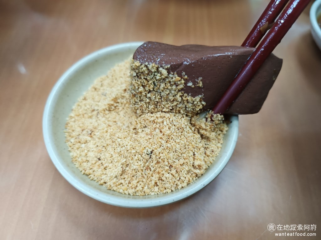紅昌吉豬血湯 大同區美食 民權西路美食 台灣小吃 大腸 韭菜 炒米粉 豆皮 泡麵 乾麵 圓山美食 旁邊的配料還有提供花生粉，所以我就嘗試看看豬血加上花生粉，看看會不會吃出豬血糕的味道，但很遺憾的是沒有，沾了花生粉後反而吃起來怪怪的 @在地老饕阿府