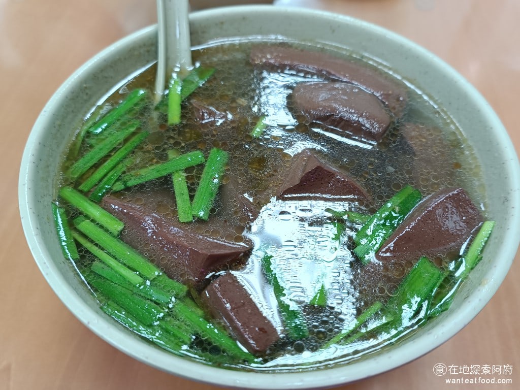 紅昌吉豬血湯 大同區美食 民權西路美食 台灣小吃 大腸 韭菜 炒米粉 豆皮 泡麵 乾麵 圓山美食 豬血湯少油 這碗豬血湯喝一口就愛上了，不愧是老店味道非常棒，裡面的豬血給的超級多，多到這一碗一個人根本吃不完 @在地老饕阿府