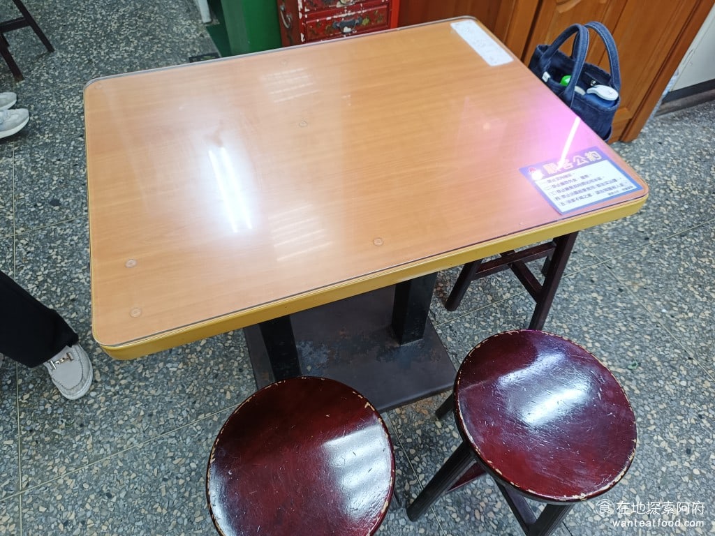 紅昌吉豬血湯 大同區美食 民權西路美食 台灣小吃 大腸 韭菜 炒米粉 豆皮 泡麵 乾麵 圓山美食 入座了，桌面非常乾淨，看起來桌椅有換過，桌子看起來非常新 @在地老饕阿府