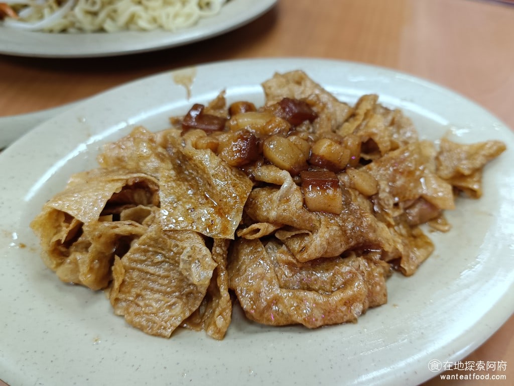 紅昌吉豬血湯 大同區美食 民權西路美食 台灣小吃 大腸 韭菜 炒米粉 豆皮 泡麵 乾麵 圓山美食 魯豆皮 滷豆皮的味道比較重，豆皮吸滿了飽飽的滷汁，不愧是這裡的招牌之一，滷肉飯加豆皮，吃起來很搭 @在地老饕阿府