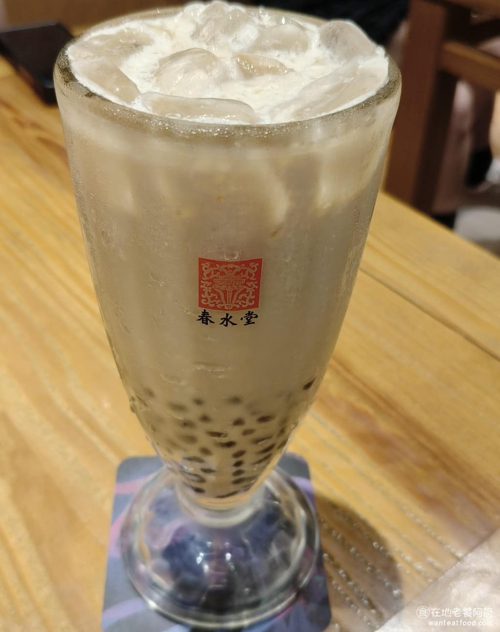 春水堂大直店 春水堂大直店菜單 春水堂大直店推薦 中山區美食 中山美食 劍南路站美食 台灣小吃 珍珠奶茶 招牌必點, 1986 年首創的世界第一杯珍奶,就是這款,採用全程低溫製作的粉圓,加上零反式脂肪奶精調合,珍珠Q彈帶有天然蔗糖香甜,奶茶喝起來順口不膩。因為保持著原創時期的味道,而台灣人在珍珠奶茶多年的發展下,喝過多種口味,所以可能會覺得《春水堂》的珍奶,味道上比較普通,少了一點特色。 @在地老饕阿府
