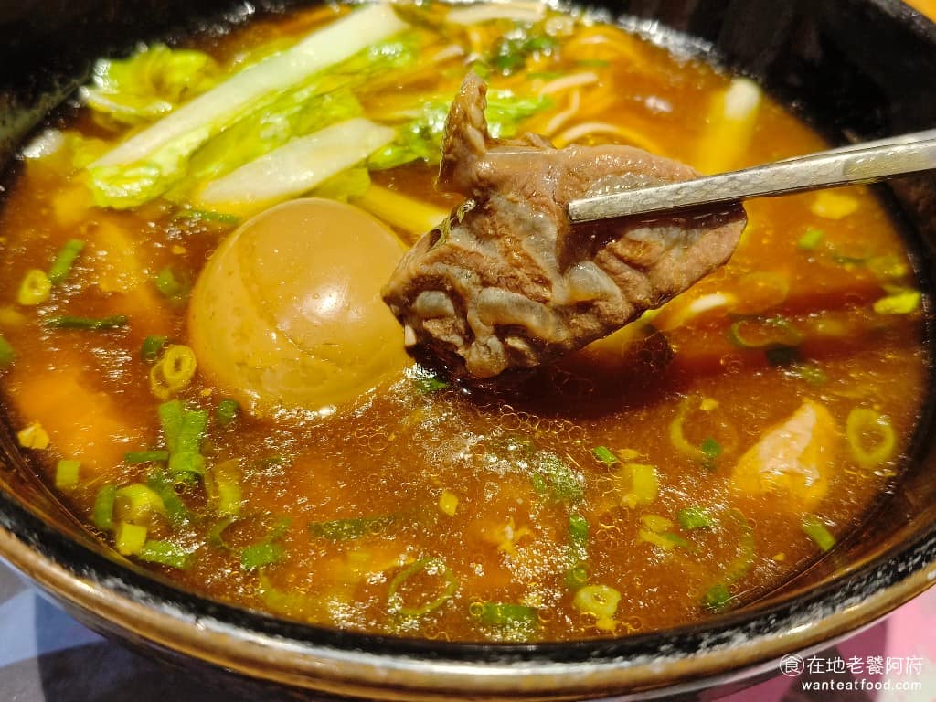 春水堂大直店 春水堂大直店菜單 春水堂大直店推薦 中山區美食 中山美食 劍南路站美食 台灣小吃 牛腱肉燉得軟香入味,口感很不錯,湯頭濃郁但不會太鹹,算是比較大眾口味的牛肉麵。 @在地老饕阿府