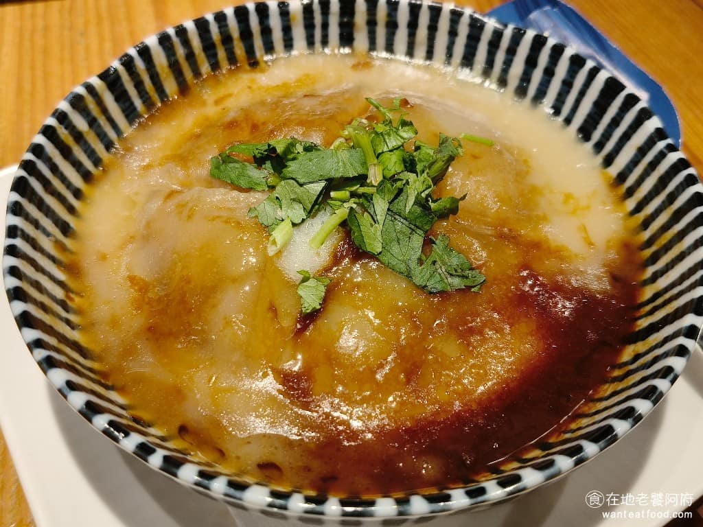 春水堂大直店 春水堂大直店菜單 春水堂大直店推薦 中山區美食 中山美食 劍南路站美食 台灣小吃 古早味蜜醬肉圓 肉圓的尺寸非常大,約相當於一般肉圓的1.5倍,上面加滿了白醬和醬油膏,醬油膏味道偏鹹。 @在地老饕阿府