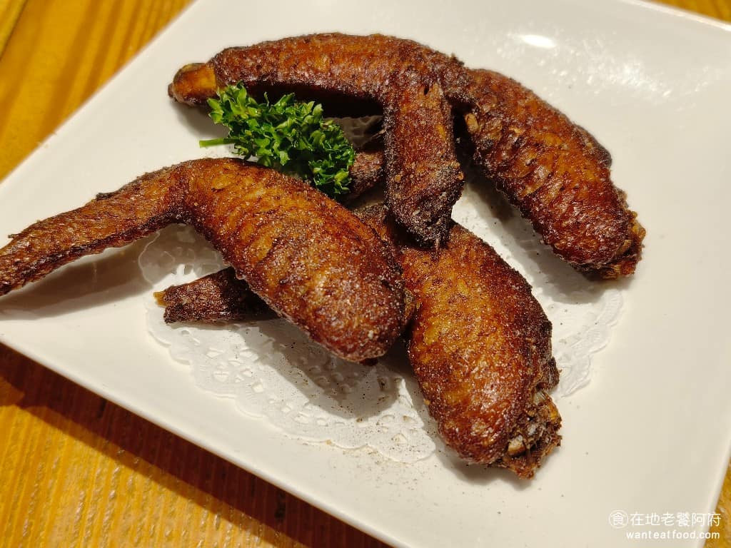 春水堂大直店 春水堂大直店菜單 春水堂大直店推薦 中山區美食 中山美食 劍南路站美食 台灣小吃 經典炸雞翅 外皮炸得酥脆,裡面的雞肉口感軟嫩,整體表現還可以。 @在地老饕阿府