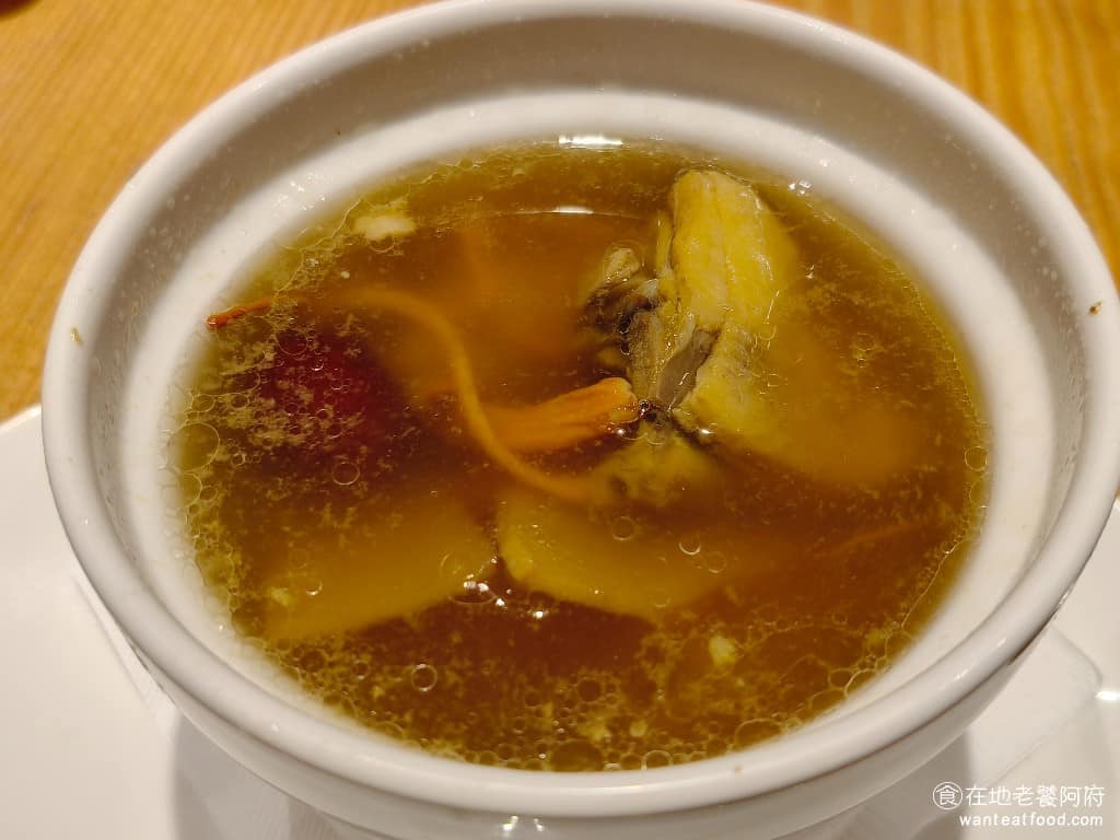 春水堂大直店 春水堂大直店菜單 春水堂大直店推薦 中山區美食 中山美食 劍南路站美食 台灣小吃 金萱黃金草雞湯 喝起來清甜溫潤,湯頭帶有淡雅的草本香氣。入口順滑不油膩,有種自然的回甘味,喝完很舒服,藥材的味道溫和,不會太重。 @在地老饕阿府