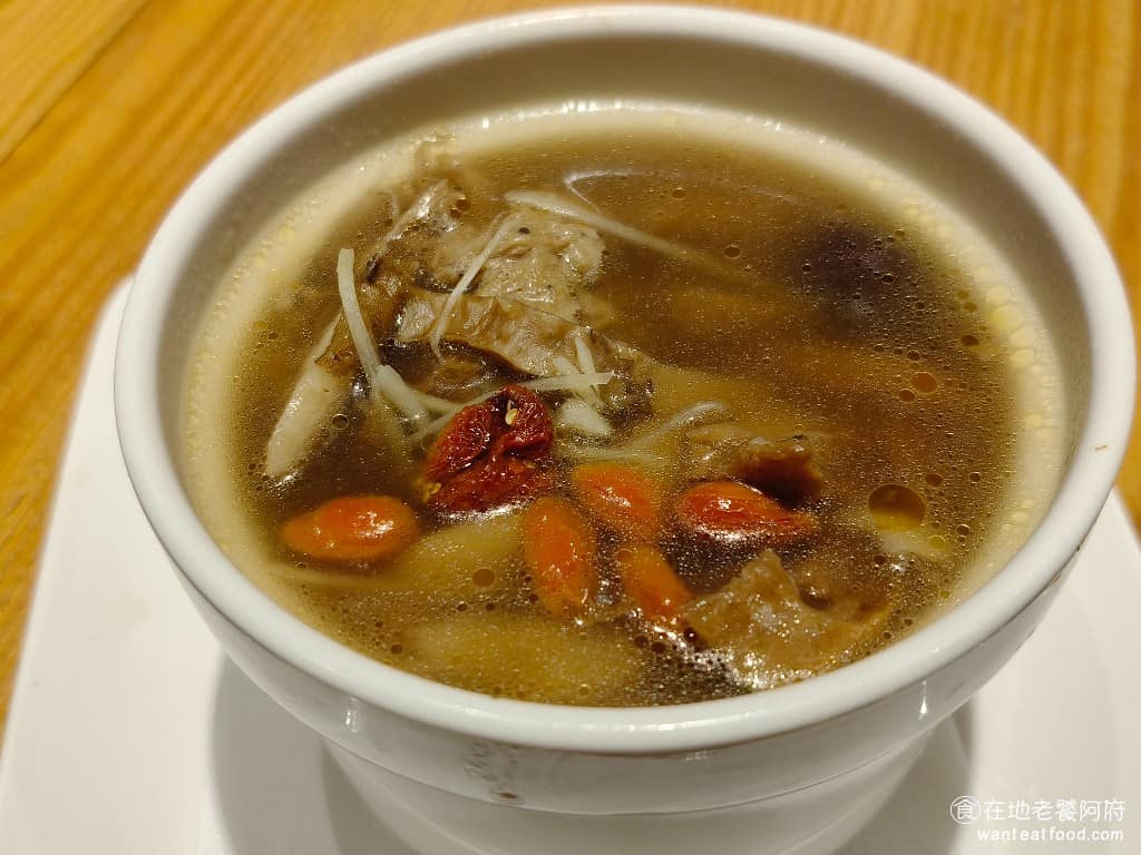 春水堂大直店 春水堂大直店菜單 春水堂大直店推薦 中山區美食 中山美食 劍南路站美食 台灣小吃 當歸藥膳湯 當歸藥膳湯喝起來,藥香溫潤不苦澀,當歸和中藥材的香氣很足,不會太濃烈,湯頭清甜回甘,帶有淡淡的藥材甘味。 @在地老饕阿府