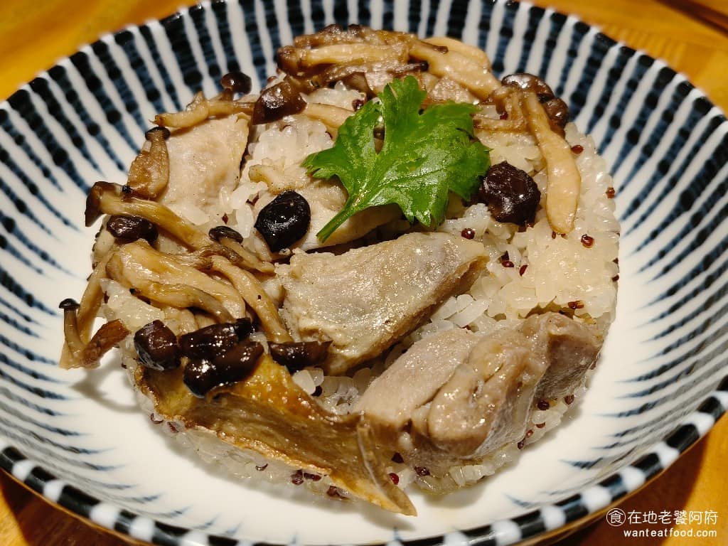 春水堂大直店 春水堂大直店菜單 春水堂大直店推薦 中山區美食 中山美食 劍南路站美食 台灣小吃 麻油雞紅藜麥油飯 新推出的品項,簡單的麻油雞飯,味道清淡麻油味不會太重,走健康路線。米飯吃起來口感偏軟,雞肉也蒸得非常軟嫩,整體表現得還不錯。 @在地老饕阿府