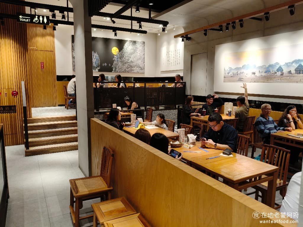 春水堂大直店 春水堂大直店菜單 春水堂大直店推薦 中山區美食 中山美食 劍南路站美食 台灣小吃 《春水堂大直店》空間設計走挑高路線,整體感覺很開闊明亮,店內有整面落地窗,自然採光充足,坐在窗邊位置特別舒服。座位數量多,桌距寬敞,不會覺得擁擠。 @在地老饕阿府