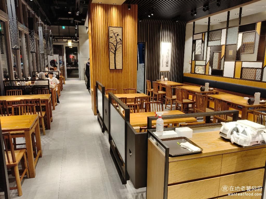 春水堂大直店 春水堂大直店菜單 春水堂大直店推薦 中山區美食 中山美食 劍南路站美食 台灣小吃 裝潢風格帶有人文茶館的氣息,有特別的畫作裝飾,光線色調柔和舒服。整體氛圍適合放鬆聊天,不管是朋友聚會,還是帶小孩都很適合。 @在地老饕阿府