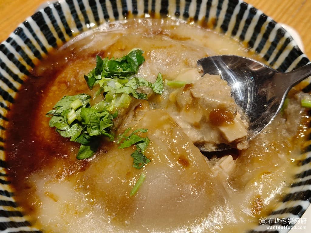 春水堂大直店 春水堂大直店菜單 春水堂大直店推薦 中山區美食 中山美食 劍南路站美食 台灣小吃 是清蒸的做法,所以吃起來完全不油膩,皮的部分吃起來沒什麼味道,不怎麼Q彈,口感偏軟,裡面的肉味道清淡,整體少了豬肉的香氣,沒有很推薦。 @在地老饕阿府
