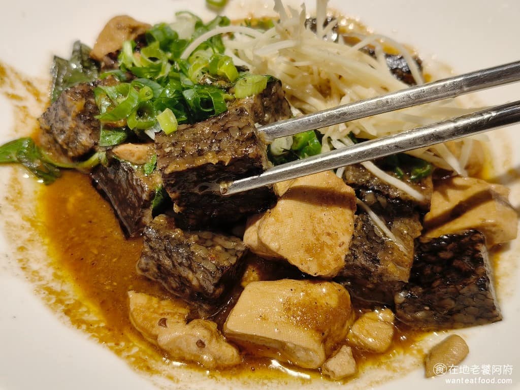 春水堂大直店 春水堂大直店菜單 春水堂大直店推薦 中山區美食 中山美食 劍南路站美食 台灣小吃 米血很Q彈,豆干也軟嫩,上面不只放了薑,還有九層塔,味道非常香,但要喜歡「麻油」味道的人,才比較能接受這樣的重口味。 @在地老饕阿府