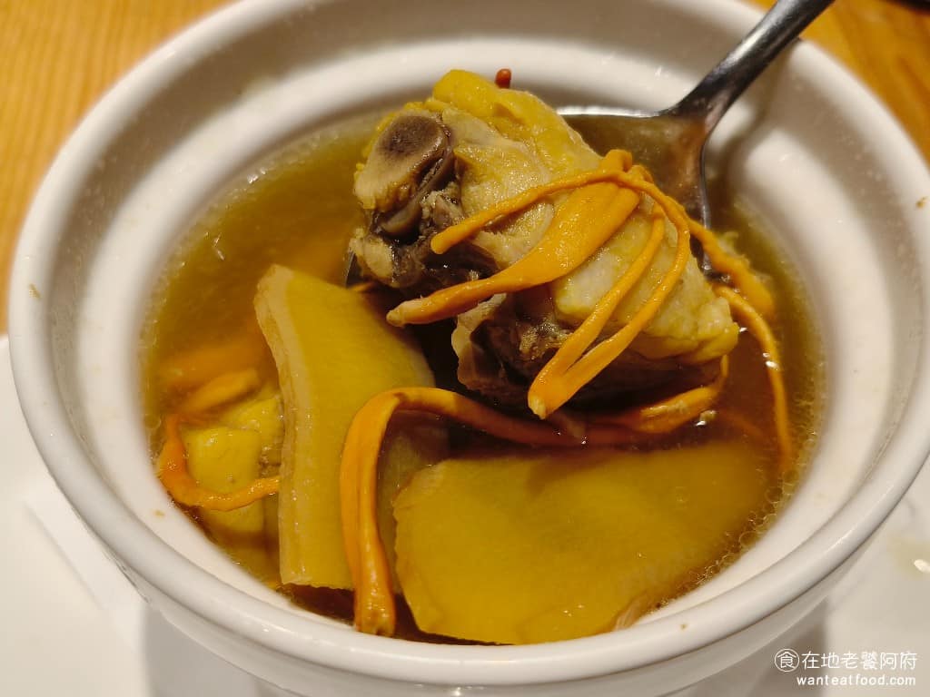 春水堂大直店 春水堂大直店菜單 春水堂大直店推薦 中山區美食 中山美食 劍南路站美食 台灣小吃 裡面的雞肉燉得非常軟嫩,黃金蟲草吃起來口感非常脆。 @在地老饕阿府
