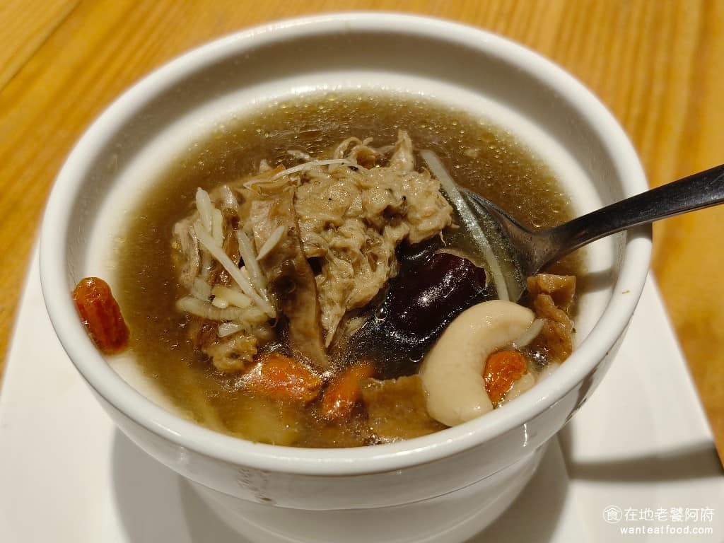 春水堂大直店 春水堂大直店菜單 春水堂大直店推薦 中山區美食 中山美食 劍南路站美食 台灣小吃 裡面各種中藥放得很多,有枸杞、黑棗和當歸,比例都搭配得很好,不會有某種中藥太過突出。 @在地老饕阿府