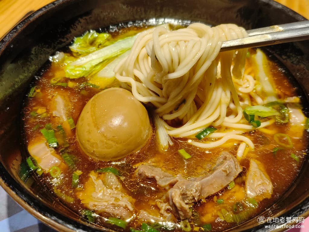 春水堂大直店 春水堂大直店菜單 春水堂大直店推薦 中山區美食 中山美食 劍南路站美食 台灣小吃 手工拉麵Q彈有嚼勁,會吸附湯汁,吃起來很夠味,有麵團的香氣。 @在地老饕阿府