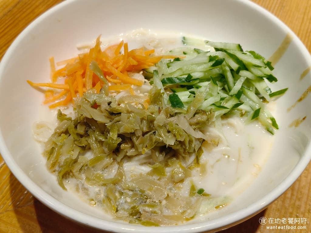 春水堂大直店 春水堂大直店菜單 春水堂大直店推薦 中山區美食 中山美食 劍南路站美食 台灣小吃 胡麻豆漿擔擔麵 豆漿搭配胡麻醬的口味,是《春水堂》的獨創,味道很特別,意外地蠻好吃的。 @在地老饕阿府