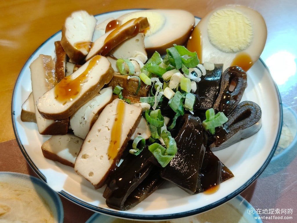 顏加唐麵線 顏加唐麵線菜單 顏加唐麵線價格 松山區美食 松山美食 台灣小吃 蚵仔麵線 油飯 小菜 小菜是豆干、海帶、加滷蛋三合一,海帶吃起來感覺放得比較久,有氧化的味道。 @在地老饕阿府