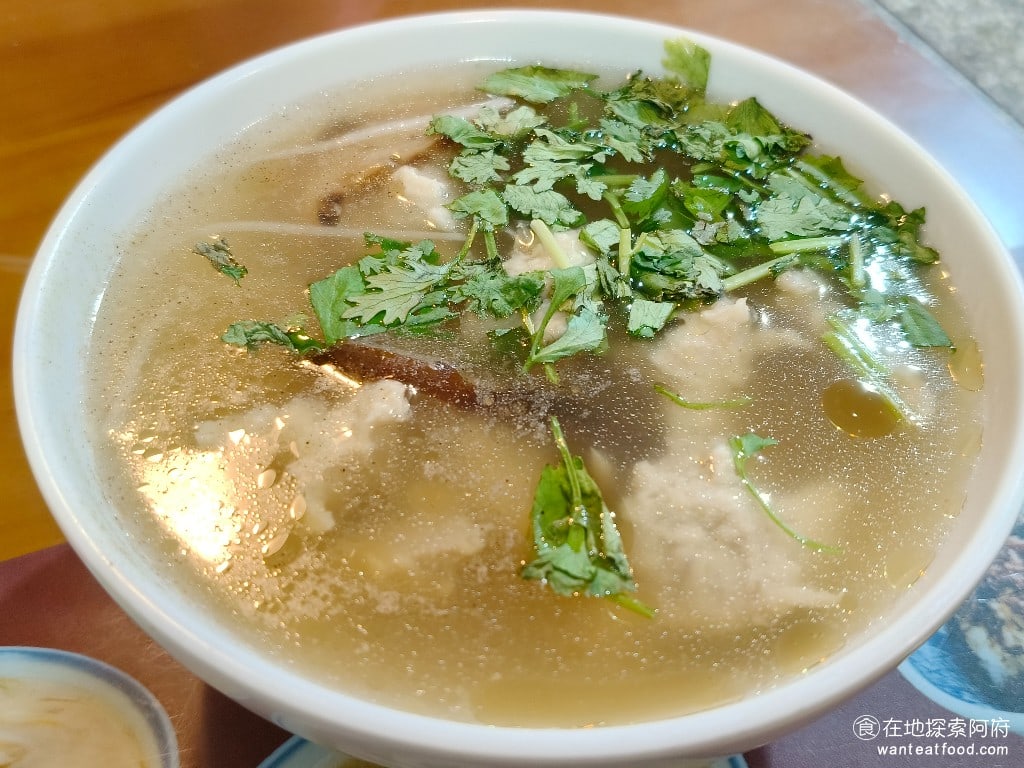 顏加唐麵線 顏加唐麵線菜單 顏加唐麵線價格 松山區美食 松山美食 台灣小吃 蚵仔麵線 油飯 肉羹 我覺得所有餐點中最好吃的,就是這一個肉羹,肉羹的做法和一般店家也不一樣,最大的特色就是完全不加勾芡。煮出來的湯頭非常清爽、清澈,喝得到肉羹最原始的味道,清甜中帶有淡淡的鮮味,以及香菜的香味。 @在地老饕阿府