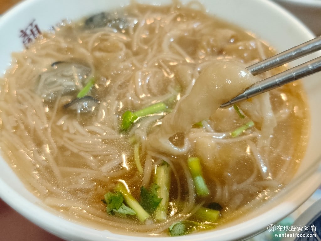 顏加唐麵線 顏加唐麵線菜單 顏加唐麵線價格 松山區美食 松山美食 台灣小吃 蚵仔麵線 油飯 店家使用大骨熬製的湯頭,也是亮點之一,喝起來味道清爽,他們選用的蚵仔來自嘉義朴子,每一顆都非常飽滿,搭配處理得相當乾淨的大腸,吃起來完全沒有腥味,走的是原味風格,並沒有特別的調味,而且肥油的部分保留得比較多。由於大腸太軟,所以吃起來的口感比較軟爛。 @在地老饕阿府