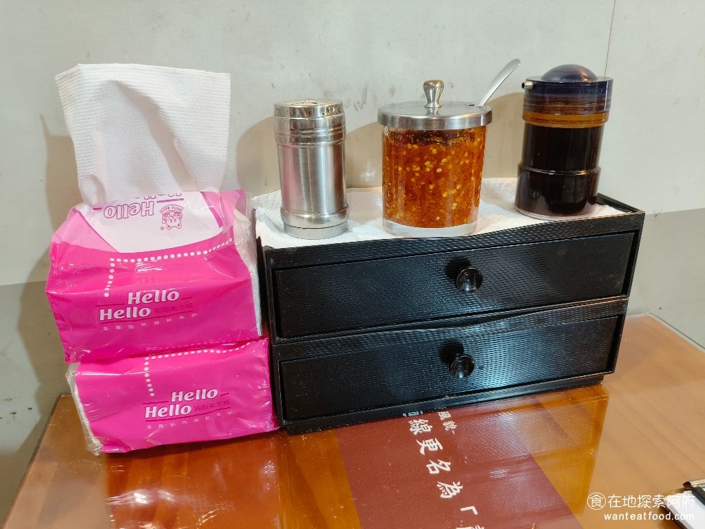 顏加唐麵線 顏加唐麵線菜單 顏加唐麵線價格 松山區美食 松山美食 台灣小吃 蚵仔麵線 油飯 旁邊放著調味料,辣椒、醬油和胡椒粉。 @在地老饕阿府