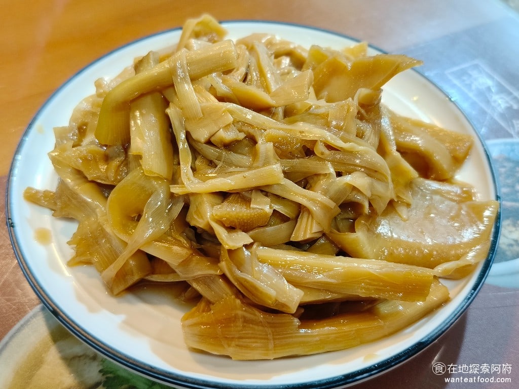 顏加唐麵線 顏加唐麵線菜單 顏加唐麵線價格 松山區美食 松山美食 台灣小吃 蚵仔麵線 油飯 筍絲 筍絲的色澤,比一般的筍絲還要深,吃起來沒什麼酸味,但醃製的味道比較重。 @在地老饕阿府