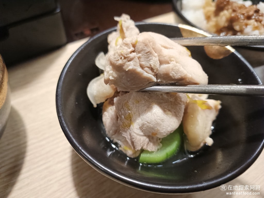 和牛涮台北忠孝東店 大安區美食 忠孝敦化美食 鍋物料理 雞腿肉 《和牛涮忠孝東店》的雞腿肉吃起來非常好,肉質很軟嫩,雞皮也很Q軟,沾上店家提供的特製照燒醬,吃起來超像照燒雞腿排的味道,非常好吃。 @在地老饕阿府