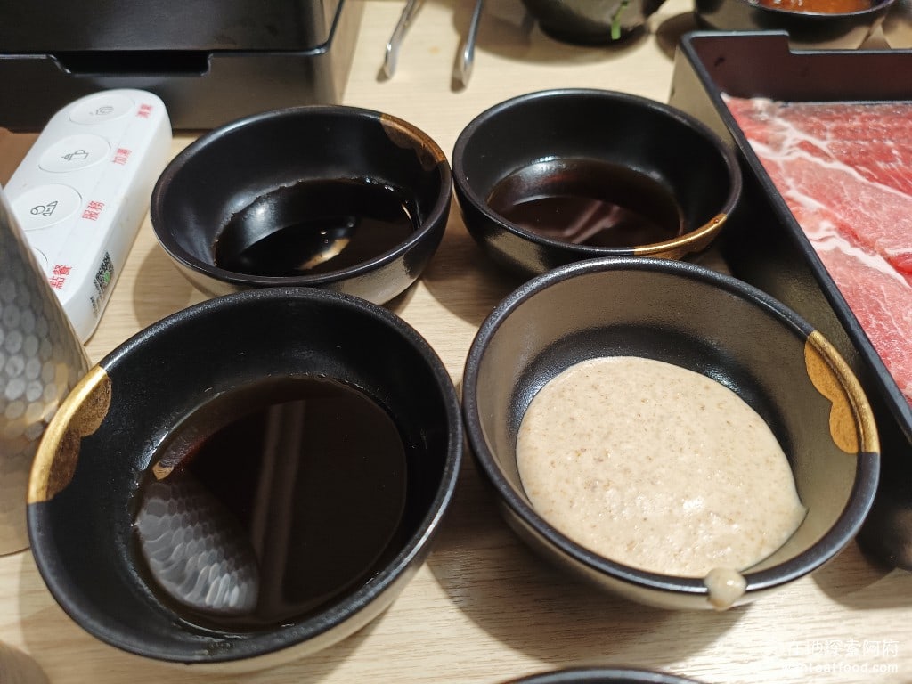 和牛涮台北忠孝東店 大安區美食 忠孝敦化美食 鍋物料理 由於這裡提供的醬料超級豐富,所以我把想要的醬料全拿了,拿了四種:柚香胡麻醬、紫蘇醬、柴魚醬油和照燒醬。 @在地老饕阿府