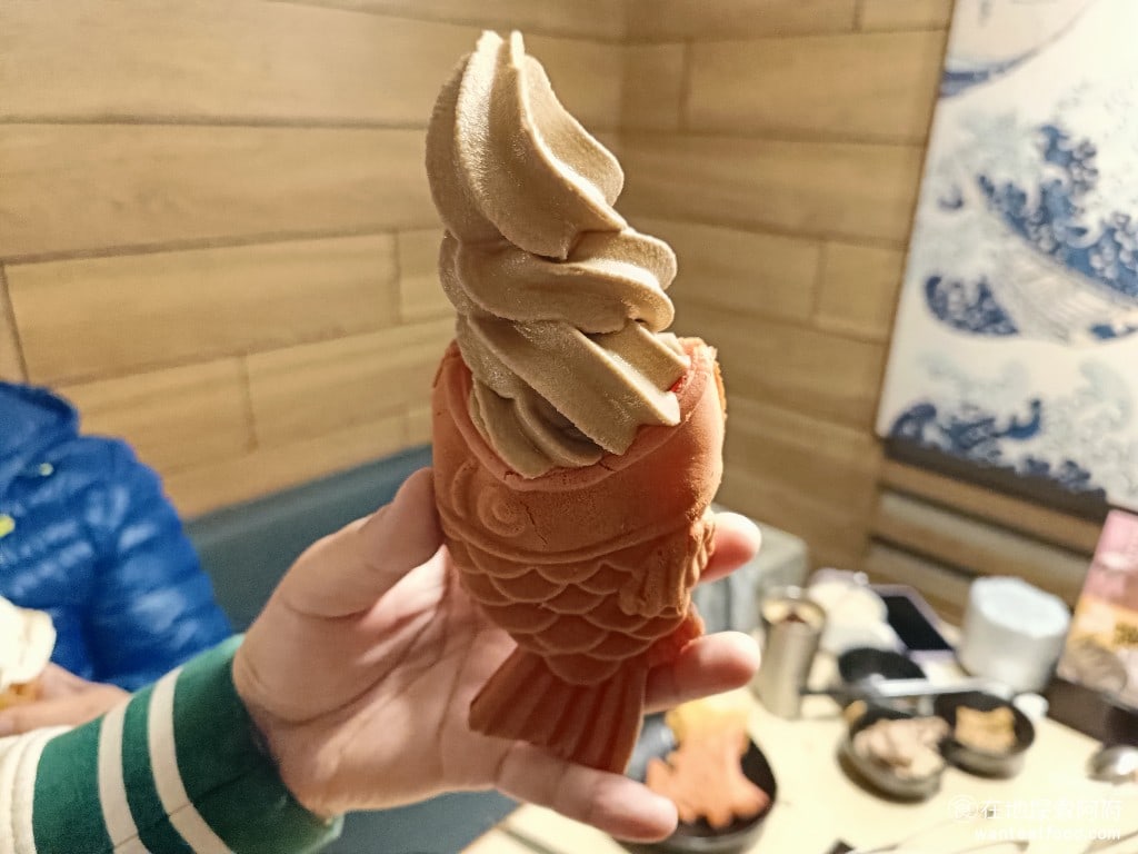 和牛涮台北忠孝東店 大安區美食 忠孝敦化美食 鍋物料理 鯛魚燒加厚奶茶冰淇淋 所有的甜點之中,我們覺得鯛魚燒是最好吃的。鯛魚燒的外皮非常酥脆,草莓口味非常香,裡面還有麻糬,搭配濃郁奶茶味的霜淇淋,我一個人就吃了3個鯛魚燒霜淇淋,吃到超級撐... @在地老饕阿府