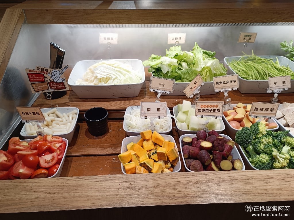 和牛涮台北忠孝東店 大安區美食 忠孝敦化美食 鍋物料理 喜歡吃蔬菜的人來這裡吃,一定會吃得非常爽!這裡真的各種蔬菜應有盡有,有牛番茄、芋頭、地瓜、蘿蔔、南瓜,全部都有。還提供韓式年糕,可以煮在麻辣鍋裡面吃。 @在地老饕阿府