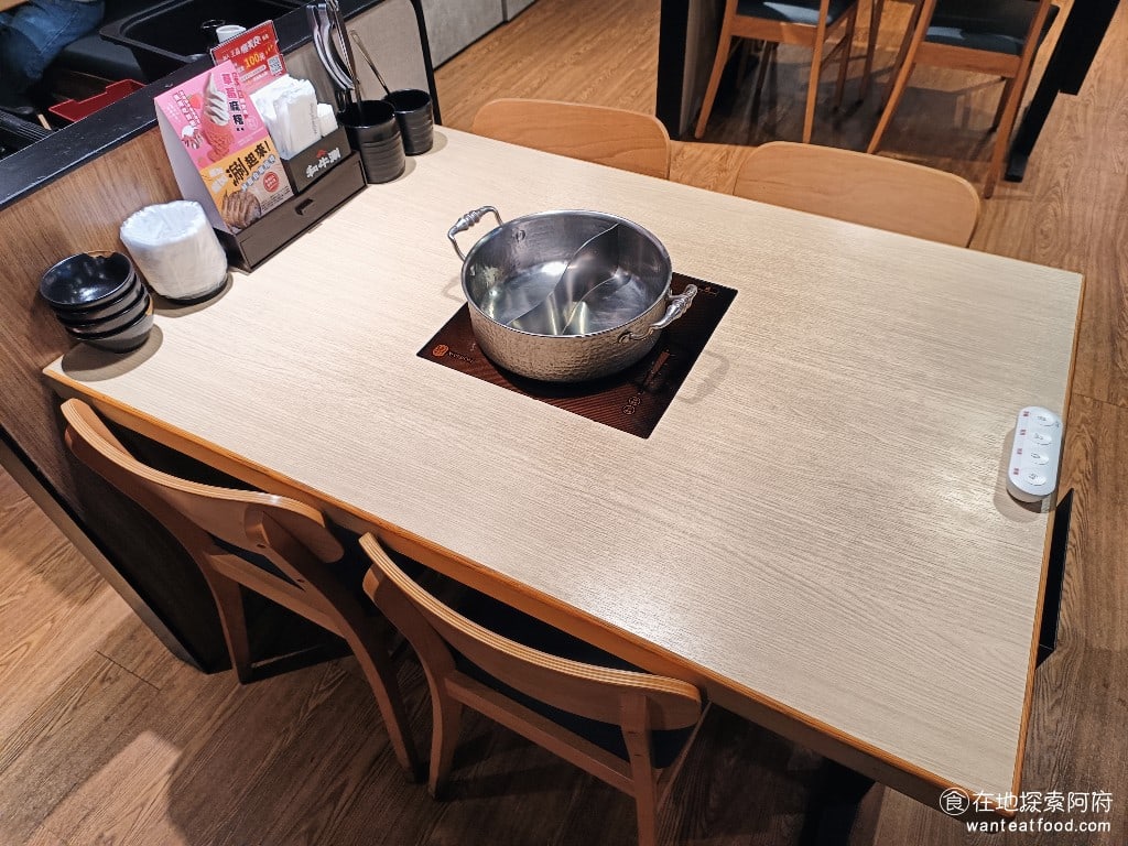 和牛涮台北忠孝東店 大安區美食 忠孝敦化美食 鍋物料理 火鍋是鴛鴦鍋,四個人共吃一個火鍋。桌面的面積個人覺得有一點小,所以當餐點都送上來的時候,常常會煩惱位子不夠放。可能因為是吃到飽,為了避免浪費才限制了桌子的面積。 @在地老饕阿府