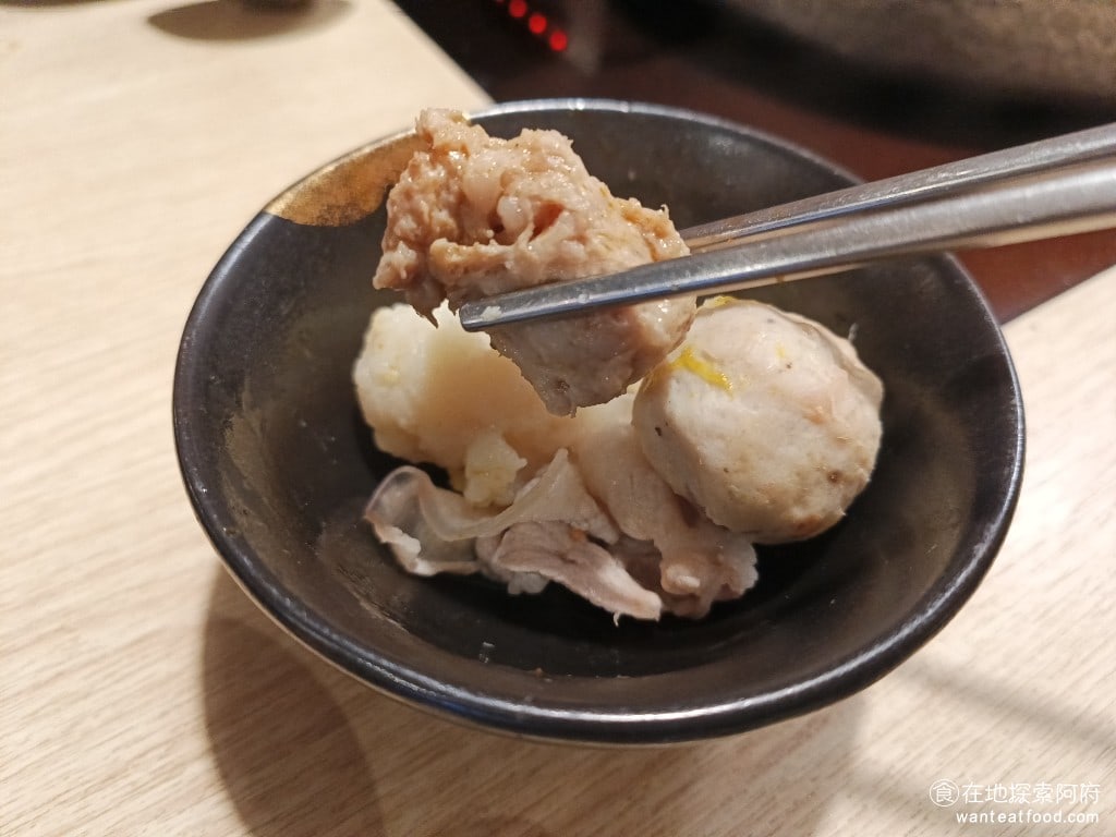 和牛涮台北忠孝東店 大安區美食 忠孝敦化美食 鍋物料理 《和牛涮忠孝東店》的火鍋料提供的丸子種類特別多,其中我最喜歡的是香菇丸,香菇的味道特別香。 @在地老饕阿府