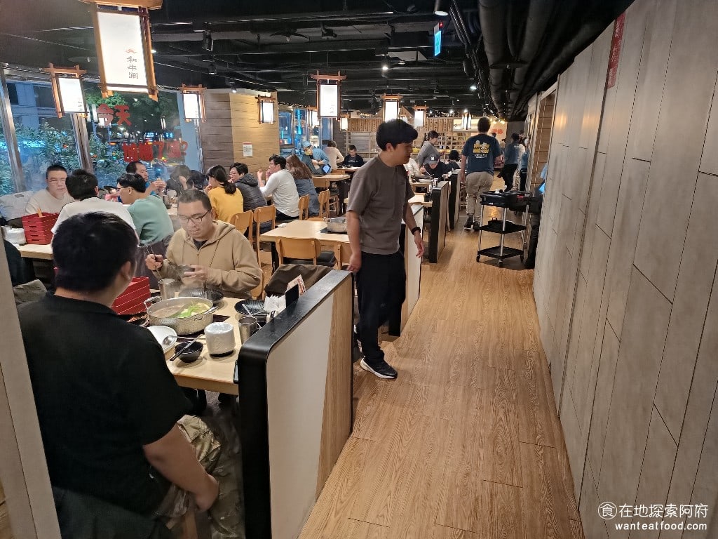 和牛涮台北忠孝東店 大安區美食 忠孝敦化美食 鍋物料理 店門的入口非常小,但走進店裡之後,店內的空間還蠻大,是長型的,往後延伸的座位非常多。 @在地老饕阿府