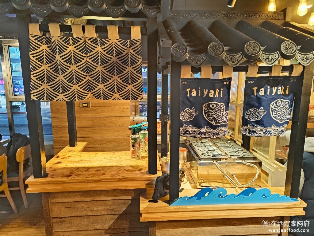和牛涮台北忠孝東店 大安區美食 忠孝敦化美食 鍋物料理 這個小攤位是專門做和牛壽司和鯛魚燒的地方。原本以為和牛壽司是在這裡拿的,但並不是。這裡所有的餐點都要和服務生點餐。 @在地老饕阿府