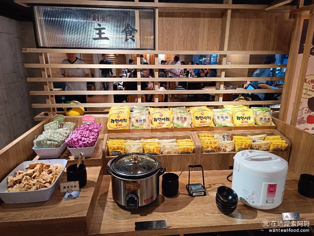 和牛涮台北忠孝東店 大安區美食 忠孝敦化美食 鍋物料理 主食區提供了許多種類的麵,有王子麵、蒸煮麵、韓式泡麵,還有菠菜麵、火龍果麵和白飯,以及肉燥飯。只不過我發現拿主食的人比較少,似乎大家都在瘋狂吃和牛,吃主食的人不多。 @在地老饕阿府