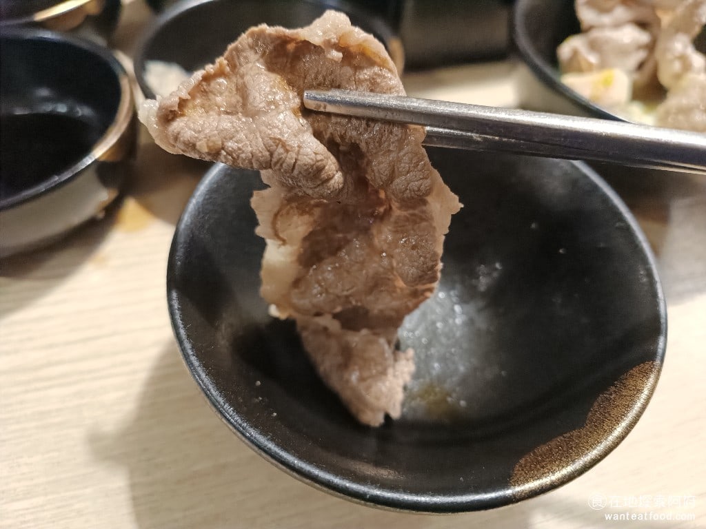 和牛涮台北忠孝東店 大安區美食 忠孝敦化美食 鍋物料理 豬五花 肉片切得太厚了,所以吃起來特別硬,這裡很多東西都很好吃,但就是肉質普遍都太硬。 @在地老饕阿府