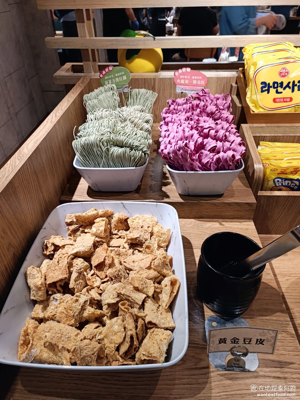 和牛涮台北忠孝東店 大安區美食 忠孝敦化美食 鍋物料理 還提供了兩種顏色很特別的麵條:菠菜麵和火龍果麵條。 @在地老饕阿府