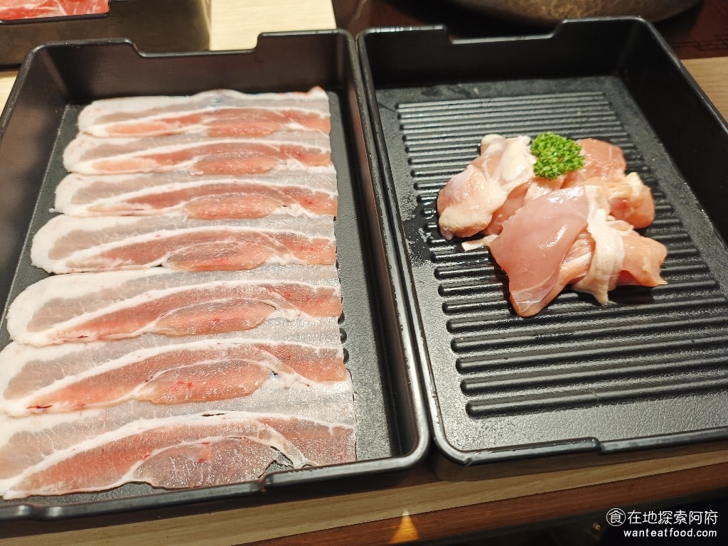 和牛涮台北忠孝東店 大安區美食 忠孝敦化美食 鍋物料理 雞腿肉 雞腿肉吃起來還蠻軟的,非常好吃。如果你來這裡吃,我非常推薦點最便宜的498元雞豬套餐。頂級和牛套餐要858元,將近兩倍,真的是沒有特別必要。 @在地老饕阿府