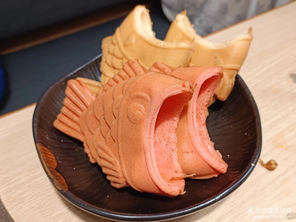 和牛涮台北忠孝東店 大安區美食 忠孝敦化美食 鍋物料理 鯛魚燒 鯛魚燒要點擊上和牛套餐,才會有可以無限吃的選擇,並且要和服務生用點的。我是覺得很可惜,如果點最低方案的人,是無法吃到這個的,因為鯛魚燒是這裡最好吃的餐點。 @在地老饕阿府